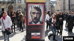 «Столп позора» с изображением Владимира Путина. Львов, 11 марта 2014 года