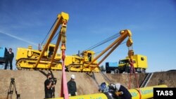 Цырымонія зваркі трубаправоду Менск-Вільня-Каўнас-Калінінград, верасень 2009. Вільня зьбіраецца нацыяналізаваць літоўскі ўчастак трубаправоду.