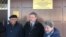 Олег Орлов, Григорий Явлинский и Светлана Ганнушкина перед судебным заседанием по делу Оюба Титиева
