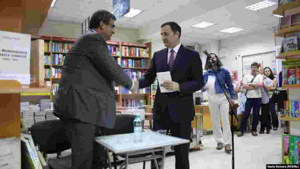 Moldova, Romania, fmr Romanian foreign minister Teodor Baconschi (center) at the release o his book „The key chain. A diplomatic testimony with Armand Goșu”, Cartier bookshop, Chișiău, 5 july 2013