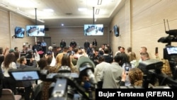 Trupi gjykues duke shpallur aktgjykimin ndaj tre të akuzuarve për sulmin në Banjskë.