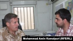 ستار فروغ خبرنگار رادیو آزادی در جریان مصاحبه با فل جونس مسوول بخش ادغام مجدد آیساف
