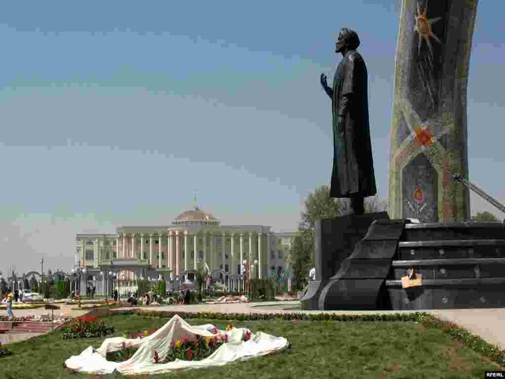 Дар пойтахт боғи ба номи устод Рӯдакӣ ва муҷассамаи дигари ӯ пайдо шуд.