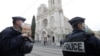 Francia rendőrök Nizzában a bazilikában történt halálos támadás után. 