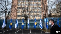 Flamujt e Izraelit dhe Kosovës para ndërtesës së ministrisë së Jashtme të Kosovës. Foto nga arkivi. 