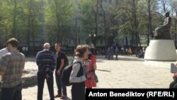 У памятника казахскому поэту Абаю Кунанбаеву 9 мая 2013 года 
