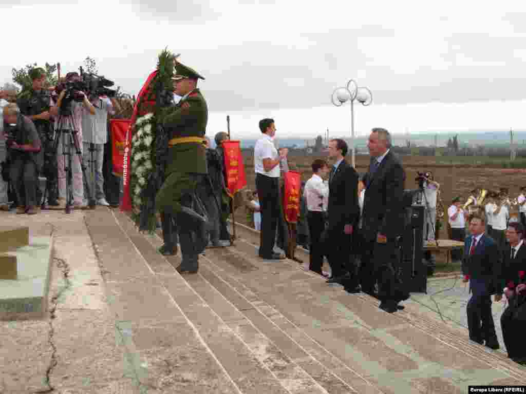 У вечного огня спецпредставитель Дмитрий Рогозин и министр культуры РФ Владимир Мединский;
