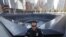 Un ofiţer din marina amricană, de gardă pe locul unde s-au aflat turnurile World Trade Center, New York, 9 septembrie 2011.