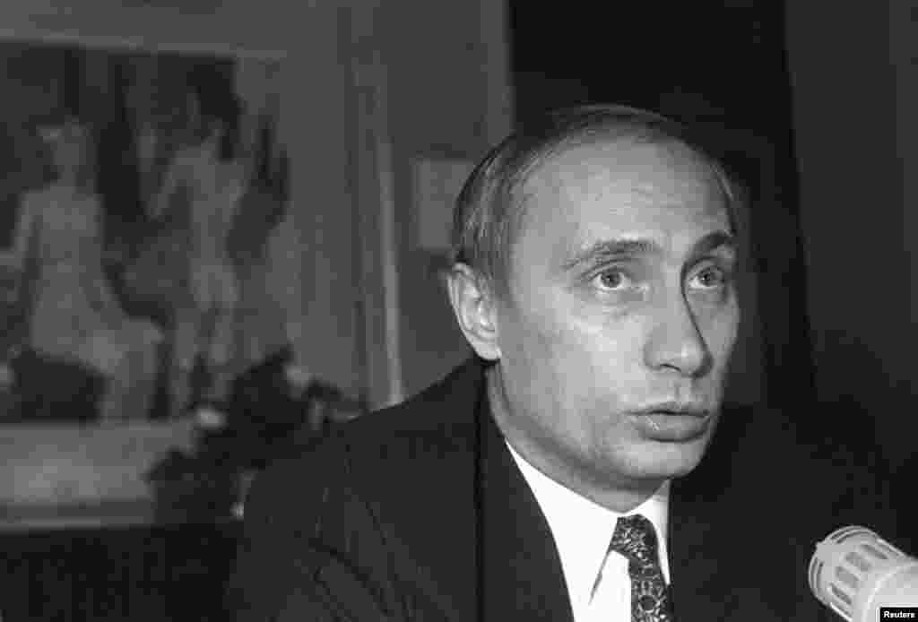 Шаҳар мэри ўринбосари этиб тайинланган Путин 1995 йил декабрда Санкт-Петербургда матбуот анжуманида иштирок этмоқда.