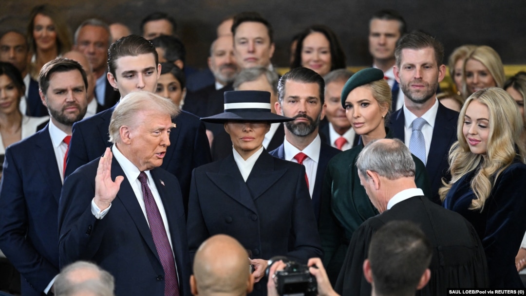 Donald Trump a depus jurământul de învestitură pentru cel de-al doilea mandat al său ca președinte american, luni, 20 ianuarie 2024. Este al 47-lea președinte al Statelor Unite. Ceremonia a avut loc în Sala Rotondă a Congresului American în clădirea Capitoliului.
