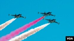 Рев двигателей 11 военных самолетов ознаменовал начало авиашоу. Красными и белыми лентами дыма расчертили пройденный маршрут штурмовики СУ-25 и учебно-боевые L-39