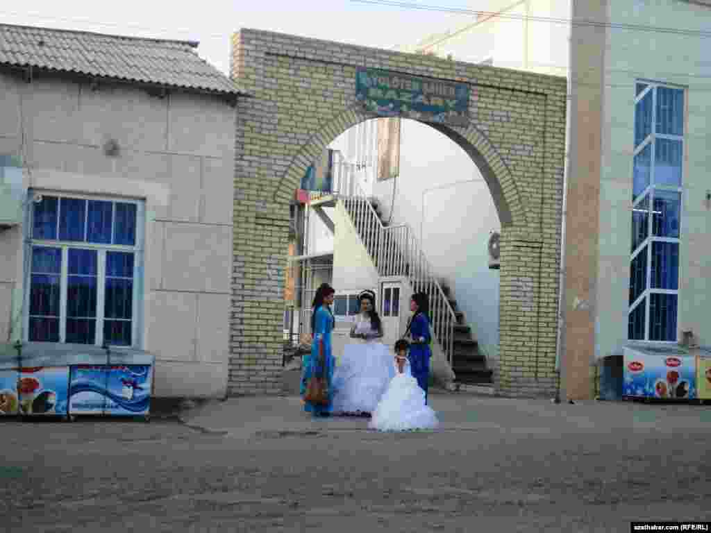 Ýolöten şäherindäki bazar göçdi. Emma onuň daşyndaky at ýazgysy entek aýrylmady. Öňki bazaryň aýrylmadyk ýazgysynyň öňünde durmuşa çykýan ýaş gyzlaryň biri