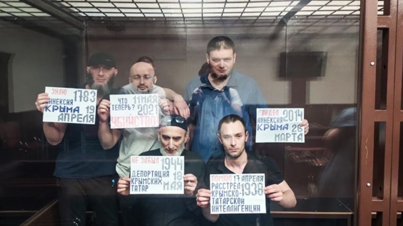 Фигуранты дела «Хизб ут-Тахрир» выступили на суде с плакатами накануне годовщины депортации крымских татар – активисты (+фото)