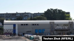 ООО «ОКБ САО» зарегистрировано в жилой пятиэтажке в Севастополе по ул. Мечникова – на заднем плане. Архивное фото