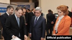 Նախագահ Սերժ Սարգսյանը եւ մշակույթի նախարար Հասմիկ Պողոսյանը «Արտ-Էքսպո» ցուցահանդեսի բացմանը