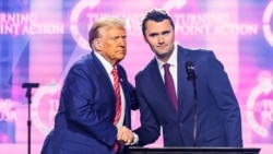 Дональд Трамп и Чарли Кирк на консервативном митинге в Аризоне в декабре 2024 года