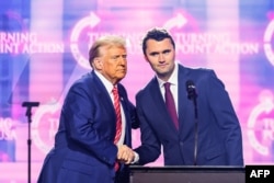 Charlie Kirk flet në skenë me presidentin Donald Trump gjatë America Fest 2024 në Arizona, më 22 dhjetor 2024.