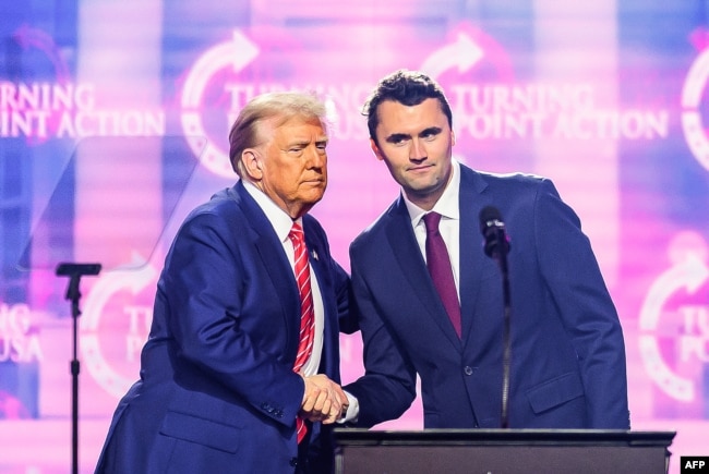 Charlie Kirk flet në skenë me presidentin Donald Trump gjatë America Fest 2024 në Arizona, më 22 dhjetor 2024.