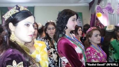 Әдемі жалаңаш және жас қыздар