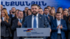 ალიკ ალექსანიანი (ცენტრში) და "ძლიერი სომხეთის" მომხრეები