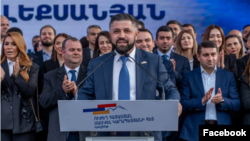 ალიკ ალექსანიანი (ცენტრში) და "ძლიერი სომხეთის" მომხრეები