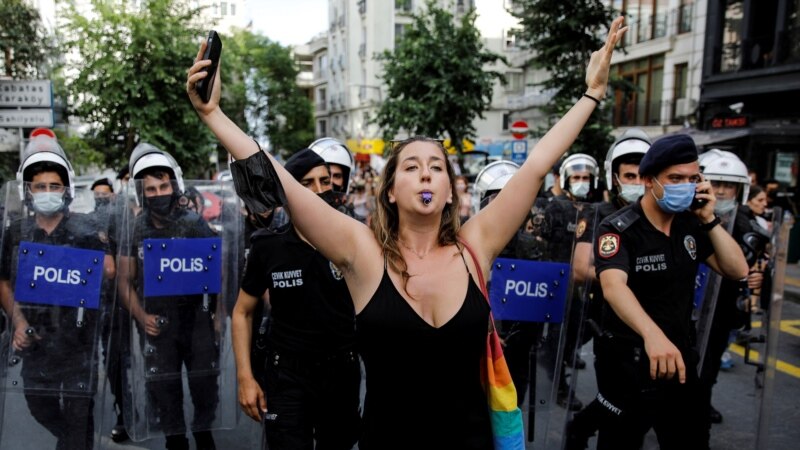 Приведени десетици активисти и новинари во Истанбул на Парада на Гордоста 
