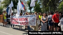 Studentima u blokadi pridružili su se predstavnici Zbora zdravstvenih radnika, koji takođe Vučićevu posetu povređenima u požaru u Kočanima, smeštenim u bolnici u Beogradu smatraju spornom, 17. jun 2025.