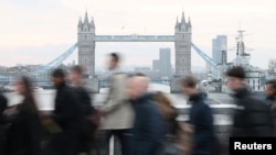 Cetățeni ai Londrei se îndreaptă spre serviciu. Fotografie generică.
