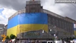 ЦУМ обгорнули рекордним українським прапором