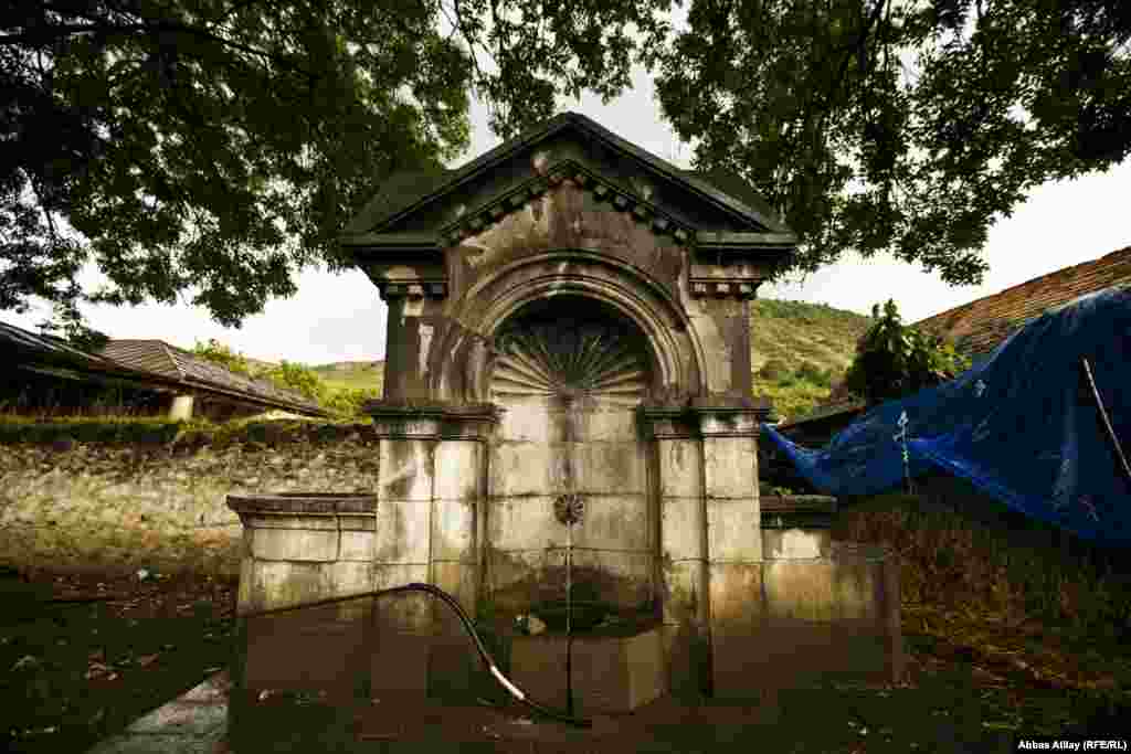 Deyilənə görə Sultan Əbdülhəmidin dövründə Anadoluda yaşayan ermənilər və türklər arasında ilk ciddi qarşıdurmalar baş verən zaman Çar Rusiyasına sığınan ermənilər Gəncə ətrafında yerləşdiriliblər.