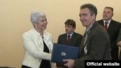 Sporazum o zamrzavanju plaća potpisali su u ponedjeljak potpredsjednica Vlade Jadranka Kosor i predsjednik Sindikata državnih i lokalnih službenika i namještenika Boris Pleša.