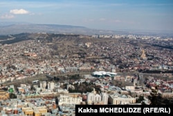 თბილისის ხედი: ფოტოზე ჩანს მახათის მთა და მისი ნაწილი ე.წ. არსენალის მთა - ჯერ კიდევ გაუნაშენიანებელი ტერიტორია.