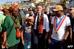 Predsjednik Francuske Emmanuel Macron sa stanovnicima Mamoudzoua, glavnog grada otoka Mayotte, 19. decembar 2024.