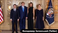 Украинанын президенти Владимир Зеленский жубайы Елена Зеленская жана АКШнын президенти Дональд Трамп жубайы Мелания Трамп болуп чогуу түшкөн сүрөт. 