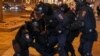 Полиция задерживает вышедшего на протесты в Москве, 2 февраля 2021 года