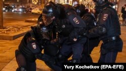 Полиция задерживает вышедшего на протесты в Москве, 2 февраля 2021 года