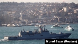 ترکیه: د روسیې یوه جنګي بېړۍ په بوسفورس کې د لنګرېدو مهال، چې په استنبول کې د مېډیټېرانیې سمندرګي ته پر لار ده. مارچ لومړۍ، ۲۰۱۹
