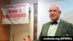 Юозас Олекас на адкрыцьці выставы ў Сейме Літвы, якая прысьвечанай Мікалаю Статкевічу, Вільня, 5 чэрвеня 2025