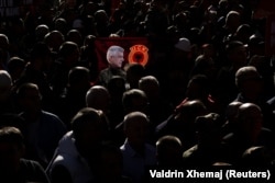 Protestues në Prishtinë duke mbajtur një pllakat me portretin e ish-presidentit të Kosovës, Hashim Thaçi, i dënuar me 25 vjet burgim për krime lufte nga Gjykata Speciale.