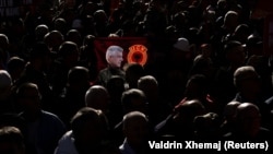 Demonstranti u Prištini drže plakat s portretom bivšeg predsjednika Kosova Hashima Thacija (Hašim Tači), kojeg je Specijalni sud osudio na 25 godina zatvora zbog ratnih zločina, 1. oktobra 2026.