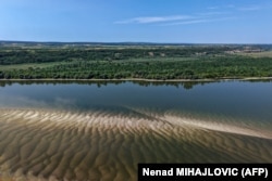 Pogled na nizak vodostaj reke Dunav kod Bačke Palanke, Srbija, 19. jula 2026.