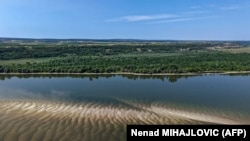 Pogled na nizak vodostaj reke Dunav kod Bačke Palanke, Srbija, 19. jula 2026.