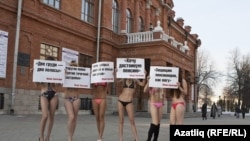 Уфа урамында пикетка чыккан кызлар