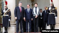 Петро Порошенко (л), його дружина Марина (л) і Франсуа Олланд (с) перед початком маршу в Парижі, 11 січня 2015 року