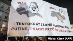 Демонстрация в поддержку Украины на Вацлавской площади в Праге, 22 февраля 2022 года.