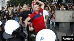Бири-бирине жулунган поляк жана орус күйөрмандарын полиция ажыратууда. Варшава, 12-июнь, 2012-жыл. 