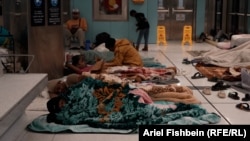 Плтаформа метро Тель-Авіва заповнена ковдрами і матрацами