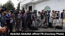 Журналисты и сотрудники афганских СМИ у места проведения пресс-конференции. 17 июля 2021 года