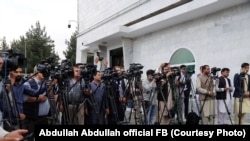 آرشیف - شماری از خبرنگاران در جریان پوشش یک کنفرانس خبری در کابل