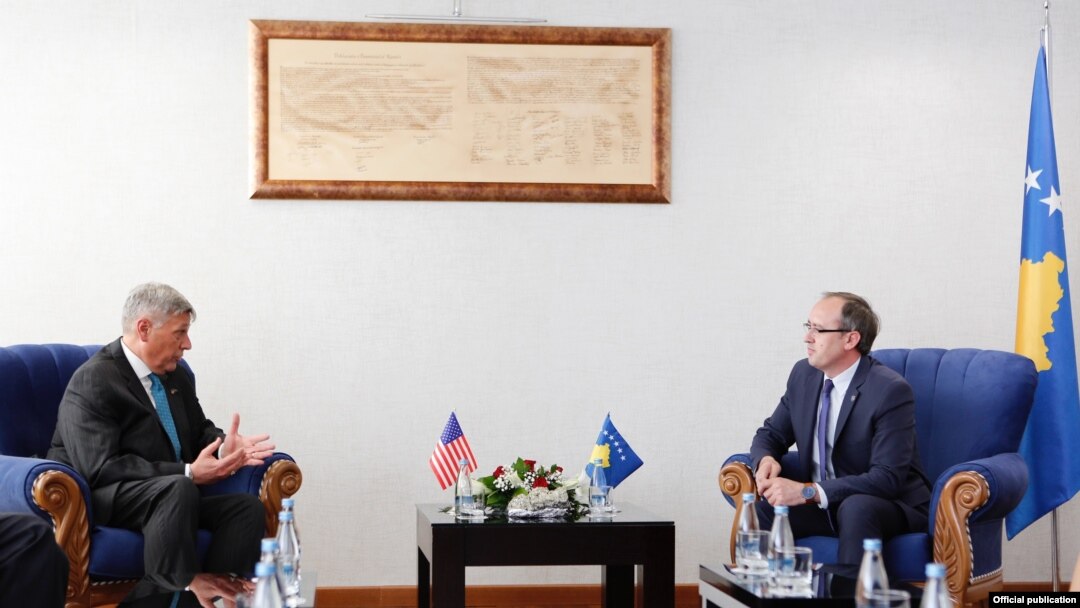 Avdulah Hoti, novoizabrani premijer Kosova susreo se u Prištini sa američkim ambasadorom na Kosovu Filipom Kosnetom (Philip Kosnett) u petak, 5. juna.